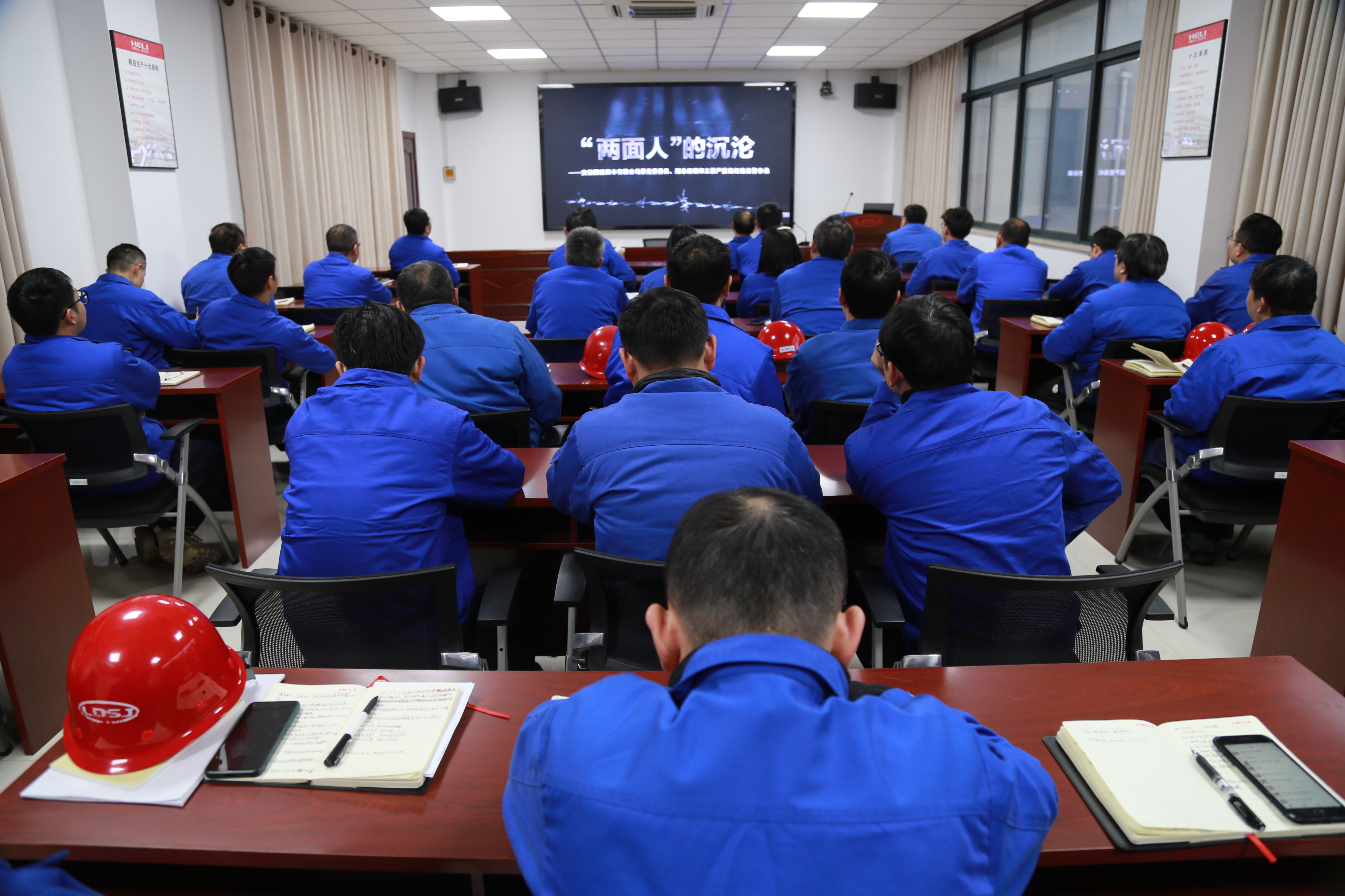 觀看《“兩面人”的沉淪》.JPG 觀看《“兩面人”的沉淪》.JPG